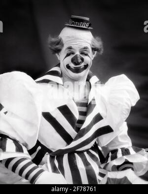 Clown heureux homme portant costume noir et maquillage halloween