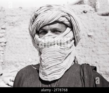 PORTRAIT DES ANNÉES 1970 D'UN MUSULMAN TUAREG BERBER DU NORD AFRIQUE PORTANT UN TURBAN ET UN VOILE TAGELMUST - C11347 LAN001 HARS CULTURE NOMADE VÊTEMENT DE TURBAN ISLAM ISLAMIQUE ADULTE MOYEN-ADULTE HOMME ADULTE MOYEN-ADULTE NOMAD PORTÉ BERBER NOIR ET BLANC MUSULMAN ANCIEN MODE Banque D'Images