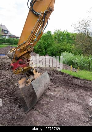 Godet d'une grande pelle hydraulique sur un chantier de construction rural Banque D'Images