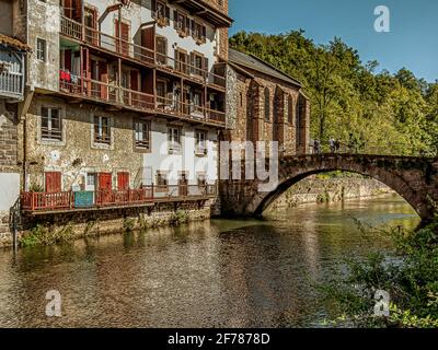 Un pont à saint jean pied de port sur l'eau courante de la Nive de Beherobie, France, 13 octobre 2009 Banque D'Images