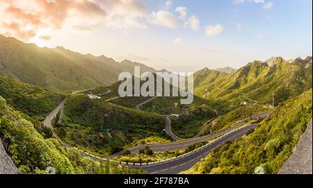 Paysage avec la côte nord d'Anaga au lever du soleil à Tenerife, îles Canaries, Espagne Banque D'Images