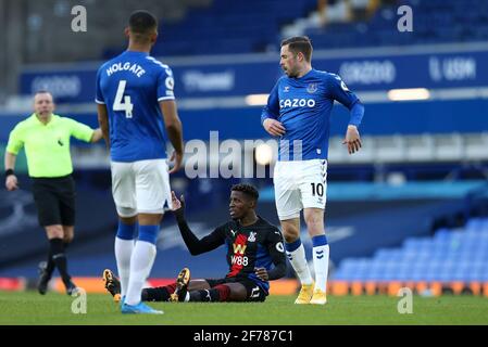 Everton, Royaume-Uni. 05 avril 2021. Wilfried Zaha de Crystal Palace (c) se plaint qu'il est encrassé. Premier League Match, Everton v Crystal Palace à Goodison Park à Liverpool le lundi 5 avril 2021. Cette image ne peut être utilisée qu'à des fins éditoriales. Utilisation éditoriale uniquement, licence requise pour une utilisation commerciale. Aucune utilisation dans les Paris, les jeux ou les publications d'un seul club/ligue/joueur. photo par Chris Stading/Andrew Orchard sports Photography/Alamy Live News crédit: Andrew Orchard sports Photography/Alamy Live News Banque D'Images