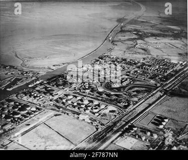Photographie aérienne au-dessus de la raffinerie Shell à Stanlow le 14 juillet 1949. Banque D'Images