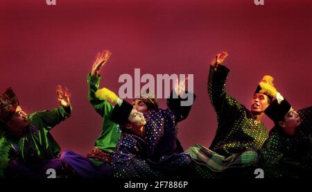 Des danseurs malaisiens se produisent au Millennium Dome août 2000 D'une célébration de trois jours de la culture malaisienne partie de Le programme de la scène mondiale du Dome Banque D'Images