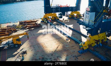 Expédition de grues au-dessus des mers à l'Europe et la Suède . Photo de haute qualité Banque D'Images