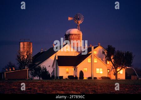 FERME DES ANNÉES 1990 AU COUCHER DU SOLEIL REFLÉTANT GOLDEN SUR LE PARADIS WINDOWS PENNSYLVANIE - KF27331 RWN001 HARS SUNLIGHT BÂTIMENTS SPIRITUALITÉ REAL AGRICULTURE FIN WINDOWS ABRI AMÉRIQUE DU NORD STRUCTURE BONHEUR EXTÉRIEUR AGRICULTEURS PA PUISSANTES MAISONS DU NORD-EST PAISIBLES REFLÉTANT DES SILOS MI-ATLANTIQUE IMMOBILIER COMMONWEALTH ECLAIRAGE CONCEPTUEL KEYSTONE STATE PARADISE RESIDENCE BUCOLIQUE CROISSANCE ILLUMINÉE LA NUIT PAISIBLE REFUGE DE SILO MOULIN À VENT VIEUX TEMPS DE COUCHER DE SOLEIL Banque D'Images