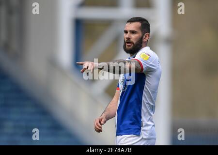 Blackburn, Royaume-Uni. 05 avril 2021. Bradley Johnson #4 de Blackburn Rovers points pendant le match à Blackburn, Royaume-Uni le 4/5/2021. (Photo de Simon Whitehead/News Images/Sipa USA) crédit: SIPA USA/Alay Live News Banque D'Images