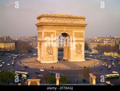 L'ARC DE TRIOMPHE DE L'ÉTOILE DES ANNÉES 1960 DONNE SUR LE TOMBEAU DE SOLDAT INCONNU WWI ARC TRIOMPHAL CERCLE DE TRAFIC PARIS FRANCE - KR23422 PLE001 HARS WORLD WAR UN WW1 WWI VIEUX LIEU À LA MODE CHARLES DE GAULLE TRIOMPHE TRIOMPHAL INCONNU Banque D'Images