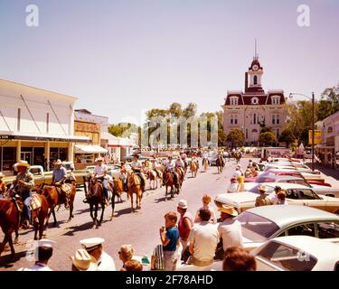 LES COW-BOYS DES ANNÉES 60 À CHEVAL DANS RODEO PARADE SUR BROADWAY COTTONWOOD CHUTES KANSAS USA - KR13919 SHE001 HARS HISTOIRE CÉLÉBRATION FEMMES ÉVÉNEMENT RURAL ÉTATS-UNIS COPIE ESPACE AMITIÉ PLEINE LONGUEUR DAMES CHUTES PERSONNES ÉTATS-UNIS D'AMÉRIQUE AUTOMOBILE HOMMES KANSAS ADOLESCENTE FILLE TRANSPORT DE DIVERTISSEMENT POUR ADOLESCENTS DE L'OUEST SPECTATEURS AMÉRIQUE DU NORD COWBOYS FREEDOM BONHEUR MAMMIFÈRES CITY HALL GRAND ANGLE LOISIRS EXCITATION FIERTÉ PALAIS DE JUSTICE HÔTEL DE VILLE AUTOMOBILES CONCEPTUELLES VÉHICULES ÉLÉGANTS COTTONWOOD PETITE VILLE BROADWAY DES DÉFILÉS À L'ANCIENNE DE LA RUE PRINCIPALE DE MAMMIFÈRES MIDWEST Banque D'Images