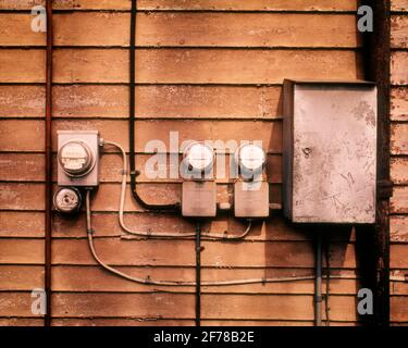 ANNÉES 1960 MÈTRES ÉLECTRIQUES VINTAGE BÂTIMENT EN BOIS MUR GARE DE PANNEAU DE CHEMIN DE FER - KS9528 DAS001 HARS ANALOGIQUE DES UTILITAIRES PUBLICS À L'ANCIENNE Banque D'Images