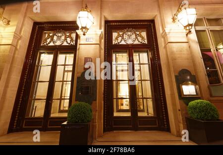 Paris, France-04 avril 2021 : l'hôtel de luxe Palace le Meurice situé dans le centre de Paris, rue de Rivoli, en face du jardin des Tuileries. Banque D'Images