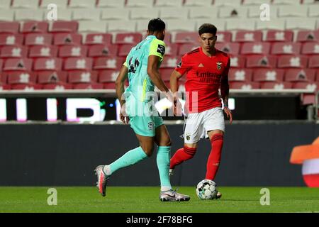 Lisbonne, Portugal. 5 avril 2021. Darwin Nunez de SL Benfica (R ) vies avec Andreas Karo de CS Maritimo lors du match de football de la Ligue portugaise entre SL Benfica et CS Maritimo au stade Luz à Lisbonne, Portugal, le 5 avril 2021. Crédit : Pedro Fiuza/ZUMA Wire/Alay Live News Banque D'Images