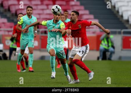 Lisbonne, Portugal. 5 avril 2021. Adel Taarabt de SL Benfica (R ) vies avec Ali Alitour de CS Maritimo lors du match de football de la Ligue portugaise entre SL Benfica et CS Maritimo au stade Luz à Lisbonne, Portugal, le 5 avril 2021. Crédit : Pedro Fiuza/ZUMA Wire/Alay Live News Banque D'Images