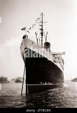 ANNÉES 1930 LA REINE RMS MARY LUXURY OCEAN PAQUEBOT SUR LA JEUNE FILLE VOYAGE LE 27 1936 MAI ANCRÉ À L'ARRIVÉE LE 1ER JUIN 1936 NEW YORK CITY USA - S310 HAR001 HARS EXTÉRIEUR EXCITANTE PROGRÈS À FAIBLE ANGLE ARRIVÉE DE L'INNOVATION SUR LE VOYAGE NEW YORK ANCRÉ NEW YORK 1936 VILLES INAUGURALE NEW YORK À L'ARRIVÉE OCEAN PAQUEBOT NOIR ET BLANC HAR001 JUIN OLD FASHIONED VAISSEAU Banque D'Images