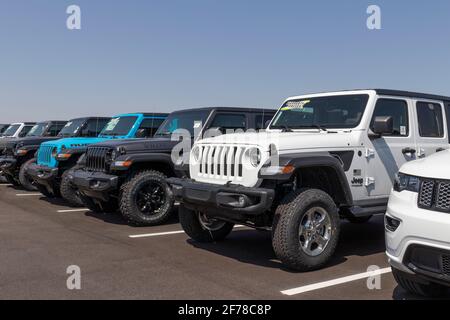 Lafayette - Circa avril 2021 : exposition de Jeep Wrangler chez un concessionnaire Chrysler. Les filiales Stellantis de FCA sont Chrysler, Dodge, Jeep et RAM. Banque D'Images