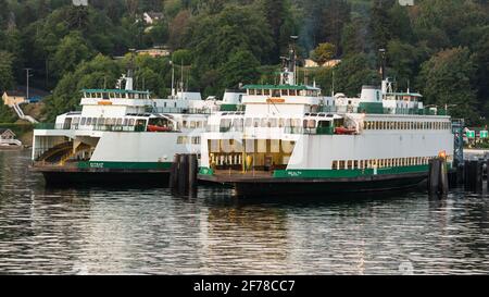 Vashon Island, WA, États-Unis - 14 juillet 2018 ; traversiers en voiture de la classe Issaquah MV Kitsap le long de la MV Sealth non modifiée à Vashon Island, Washington Banque D'Images