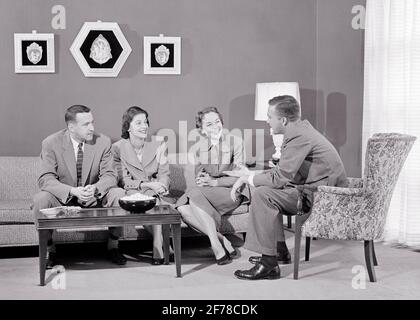 DANS LES ANNÉES 1950, DEUX COUPLES ASSIS DANS LEUR SALON PARLENT DE SOURIANTS RENCONTRES COLLATIONS CONVERSATION SUR TABLE BASSE - S7515 HAR001 HARS NOSTALGIE VIEILLE MODE CONVERSATION CANAPÉ STYLE COMMUNICATION AMI HEUREUX JOIE STYLE DE VIE FEMMES MARIÉE CONJOINT ÉPOUX MAISON VIE COPIE ESPACE AMITIÉ DEMI-LONGUEUR FEMMES PERSONNES HOMMES B&W RASSEMBLEMENT PARTENAIRE COLLATIONS COMBINAISON ET CRAVATE JOYEUX LOISIRS SOURIRES SYMPATHIQUE JOYEUX ET ÉLÉGANT SE RÉUNIR INFORMEL ADULTE MOYEN-ADULTE HOMME FEMME MI-ADULTE FEMMES DE TOGETHNESS NOIR ET BLANC DE RACE BLANCHE HAR001 À L'ANCIENNE Banque D'Images