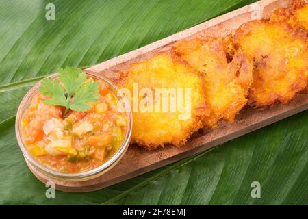 Morceaux de plantain vert frit et aplati au patacon ou au toston, en-cas traditionnel ou accompagnement dans les Caraïbes Banque D'Images