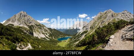 Vue panoramique sur le lac Seebensee et la montagne Zugspitze au Tyrol, en Autriche Banque D'Images