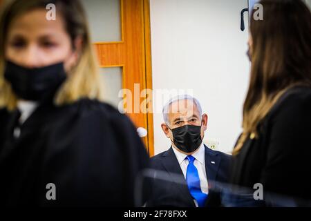 Jérusalem, Israël. 05 avril 2021. Le Premier ministre israélien Benjamin Netanyahou (C) est vu lorsqu'il arrive pour un premier argument de l'accusation au tribunal du district de Jérusalem, à Jérusalem, le 5 avril 2021. Le procès pénal de Netanyahou sur des accusations de corruption a repris lundi. (Oren Ben Hakoon/ JINI via Xinhua) Credit: Xinhua/Alay Live News Banque D'Images