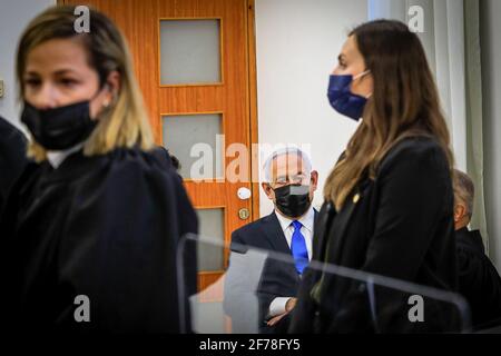 Jérusalem, Israël. 05 avril 2021. Le Premier ministre israélien Benjamin Netanyahou (C) est vu lorsqu'il arrive pour un premier argument de l'accusation au tribunal du district de Jérusalem, à Jérusalem, le 5 avril 2021. Le procès pénal de Netanyahou sur des accusations de corruption a repris lundi. (Oren Ben Hakoon/ JINI via Xinhua) Credit: Xinhua/Alay Live News Banque D'Images