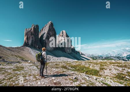 Backpacker sur les sentiers de randonnée dans les Dolomites, Italie. Vue des trois pics. Banque D'Images