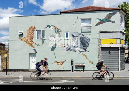 Graffitis avec des oiseaux sauvages sur un mur d'un bâtiment à Walthamstow, Londres Angleterre Royaume-Uni Banque D'Images