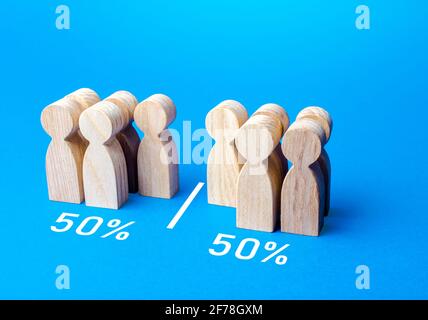 Le groupe de personnes est divisé également par ligne. Visualisation des données statistiques. 50 % de 100 %. Diviser les personnes en deux groupes sur des questions différentes. P Banque D'Images