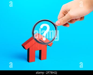 Realtor examine les maisons à travers une loupe. Examen du marché immobilier. Qualité du logement et disponibilité de l'infrastructure. Vérification de Banque D'Images