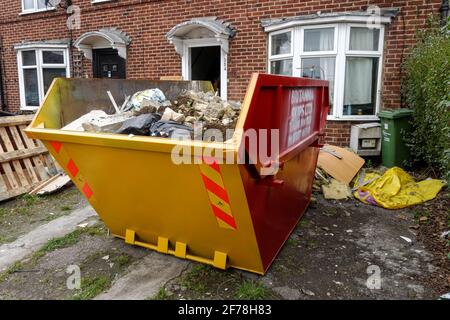 Skip bin poubelle à l'extérieur d'une maison dans l'est de Londres, Angleterre Royaume-Uni Banque D'Images