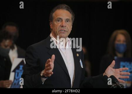 New York, États-Unis. 05 avril 2021. Le gouverneur de New York, Andrew Cuomo, parle au Centre communautaire de Rochdale Village à New York le 5 avril 2021. Photo de piscine par Brendan McDermid/UPI crédit: UPI/Alay Live News Banque D'Images