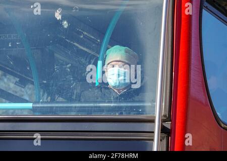 Homme portant un masque sur un bus de Londres, Angleterre Royaume-Uni Banque D'Images