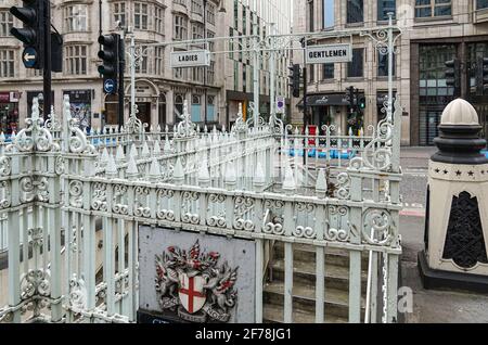 Des rampes de fer autour des toilettes publiques Eastcheap dans la ville de Londres, Angleterre Royaume-Uni Banque D'Images