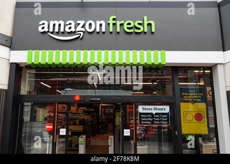 Amazon Fresh till-less Grocery Store à Ealing, Londres, Angleterre, Royaume-Uni, Royaume-Uni Banque D'Images