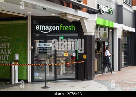 Amazon Fresh till-less Grocery Store à Ealing, Londres, Angleterre, Royaume-Uni, Royaume-Uni Banque D'Images