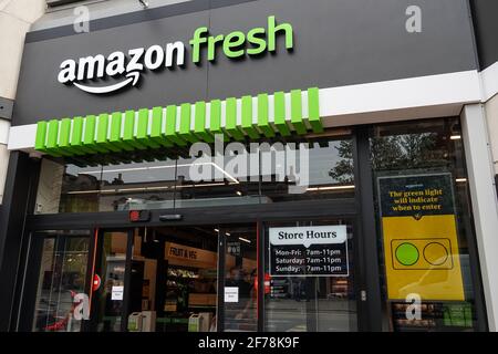 Amazon Fresh till-less Grocery Store à Ealing, Londres, Angleterre, Royaume-Uni, Royaume-Uni Banque D'Images