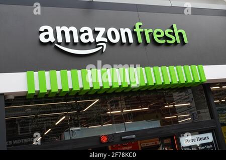 Amazon Fresh till-less Grocery Store à Ealing, Londres, Angleterre, Royaume-Uni, Royaume-Uni Banque D'Images