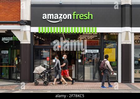 Amazon Fresh till-less Grocery Store à Ealing, Londres, Angleterre, Royaume-Uni, Royaume-Uni Banque D'Images