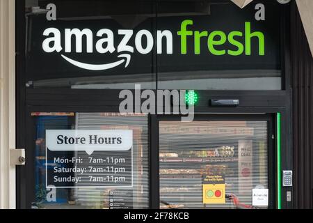 Amazon Fresh till-less Grocery Store à Ealing, Londres, Angleterre, Royaume-Uni, Royaume-Uni Banque D'Images