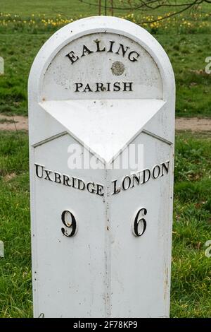 Un ancien jalon de la paroisse d'Ealing blanc, milepost sur la route d'Uxbridge en date de 1832, Londres, Angleterre Royaume-Uni Banque D'Images