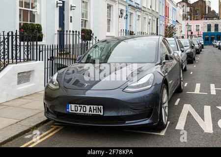 Tesla modèle 3 voiture électrique dans la rue résidentielle de Notting Hill, Londres, Angleterre Royaume-Uni Banque D'Images