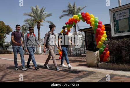 Ramat Gan. 10 décembre 2020. Les étudiants marchent sur le campus de l'Université Bar Ilan dans la ville israélienne centrale de Ramat Gan le 5 avril 2021. Le ministère israélien de la Santé a signalé 353 nouveaux cas de COVID-19 lundi, portant le nombre total d'infections dans le pays à 834,563. Le nombre de patients dans des conditions graves est passé de 344 à 323, sur les 489 patients hospitalisés. Il s'agit du plus faible nombre de patients atteints de maladies graves en Israël depuis le 10 décembre 2020, alors qu'il était de 320. Credit: Gil Cohen Magen/Xinhua/Alay Live News Banque D'Images