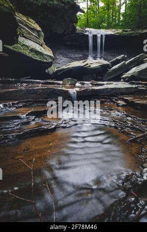 Blue Hen Falls un après-midi d'été dans le parc national de Cuyahoga Valley, près de Cleveland, Ohio. Banque D'Images