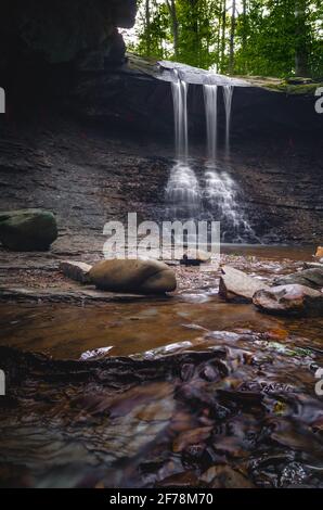 Blue Hen Falls un après-midi d'été dans le parc national de Cuyahoga Valley, près de Cleveland, Ohio. Banque D'Images