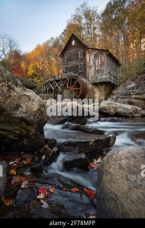 Une touche d'orange de couleur automnale sur un terrain de rouges et de verts au lac Boley, dans le parc national de Babcock, WV. Banque D'Images