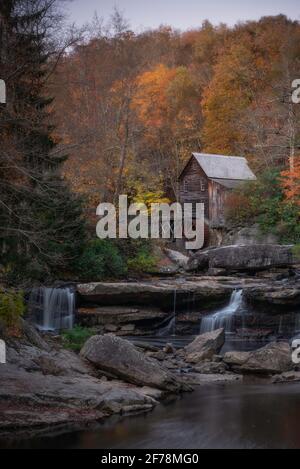 La photogénique Glade Creek Grist Mill du parc national de Babcock pendant une matinée de la mi-octobre. Banque D'Images