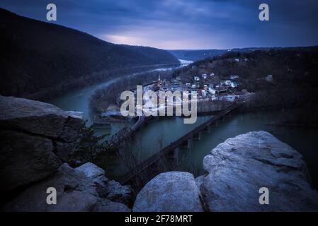 Une soirée sombre au sommet du Maryland Heights surplombant le ferry historique de Harpers Ferry, en Virginie occidentale, où se rencontrent les rivières Potomac et Shenandoah. Banque D'Images