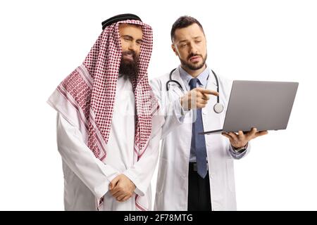 Médecin sérieux montrant un ordinateur portable à un arabe saoudien homme isolé sur fond blanc Banque D'Images