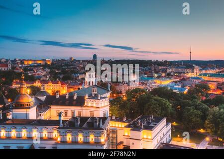 Vilnius, Lituanie, Europe de l'est. Vue aérienne du centre historique CityScape dans l'heure bleue après le coucher du soleil. Vieille ville dans les illuminations de nuit. UNESCO Banque D'Images