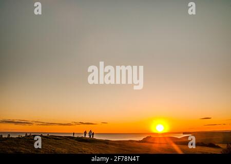 Eastbourne, East Sussex, Royaume-Uni. 5 avril 2021. Un refroidissement soudain dans l'air avec le vent du nord apportant des averses de grésil. Les nuages s'éclaircissent à la fin de la journée, la température est à seulement 3 degrés au-dessus du point de congélation lorsque cette photo a été prise de la zone de Beachy Head, en regardant vers l'ouest sur Birling Gap et le phare Belle tout. Crédit : David Burr/Alay Live News Banque D'Images